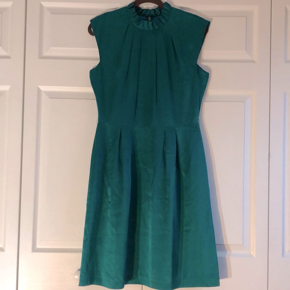 Tahari Green 100% Silk dress. Excellent condition Size 8